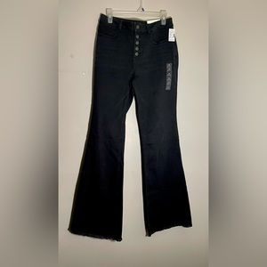 •trending black flare leg jeans•🖤